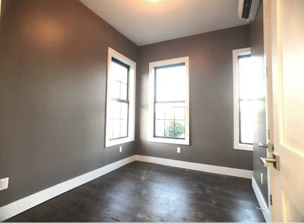 $150 Big room available now (brooklyn)