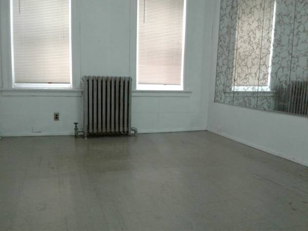$880 LARGE PRIVATE ROOM WITH 2 WINDOWS CLOSE TO SUBWAY BUS IN QUEENS