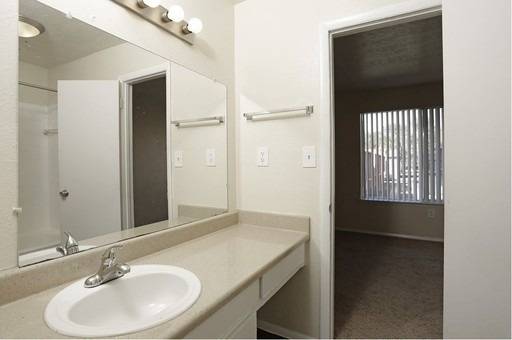 $1105 / 2br – 1300ft2 – VERY NICE 2 BEDROOM 1.5 BATH (Near Millenia and FL Mall Area)