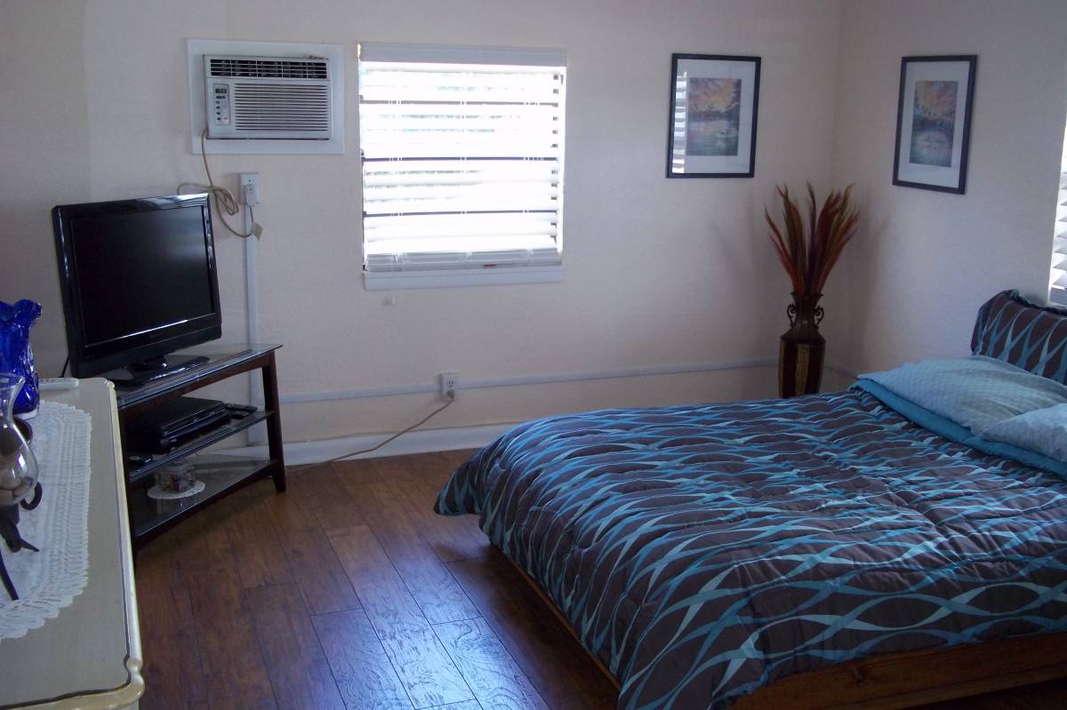 $300 Furnished Room Available (Davie)