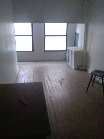 $1050 Large Bedroom – Great Location (Greenwich Village)