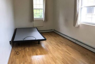 $900 Large Room and Private Bathroom (Bronx / Laconia)