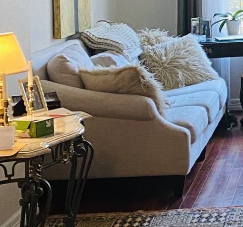 Free white couch good condition (Dallas)