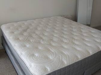 Free king size bed/box spring/drawers/south beach/pick up only (South beach)