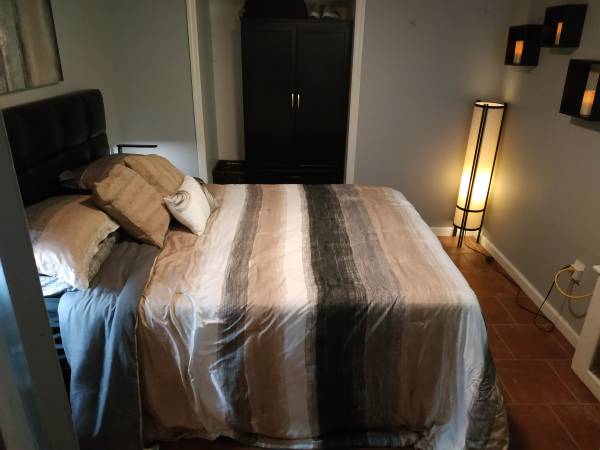 FREE ROOM FOR LIVE IN GIRLFRIEND (Howard Beach Queens)