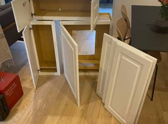 Nice, lightly used white kitchen cabinets and doors (Williamsburg)