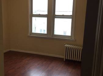 $800 (No fee)Large room available in 3 Bdrm Apt (sunnyside)