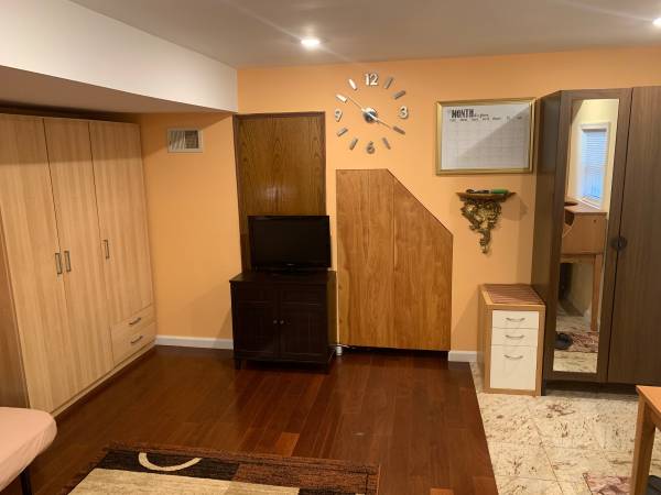 $850 Rosebank Studio basement for rent (Staten Island)