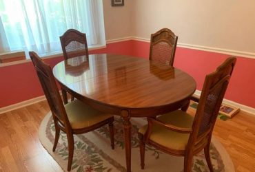 Dining Table and 4 chairs, Solid Wood Free (florida keys)