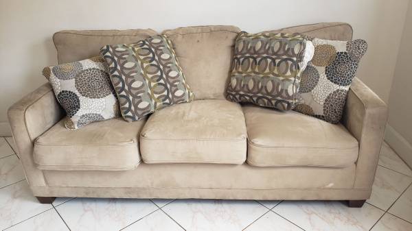 Free couch (Hallandale)