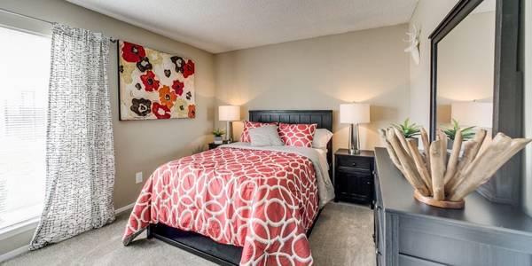 $1145 / 2br – 972ft2 – Professional and Friendly Management Team, In Select Homes, Skylight