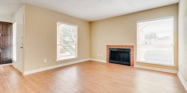 $1145 / 2br – 972ft2 – Professional and Friendly Management Team, In Select Homes, Skylight