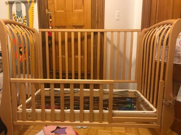 Free crib no mattress (Brooklyn)