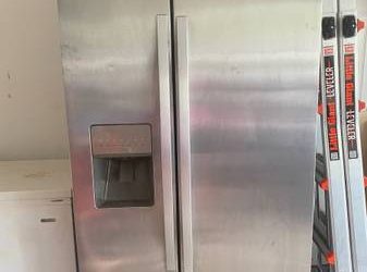 Fridge for scrap or to be cleaned and used (Spring hill)