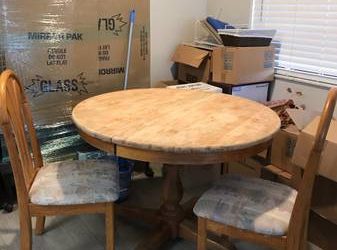 Round table and 2 chairs (Lake Worth)