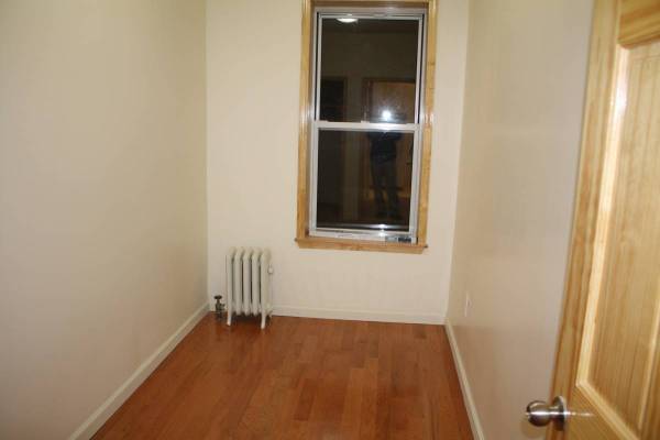 $695 Nice Room, Good Neighborhood, next to F, G train Church Ave (Brooklyn)