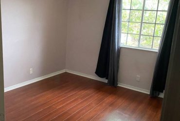 $700 Beautiful 2 Rooms in 4/2 &1/2 (Sunrise)