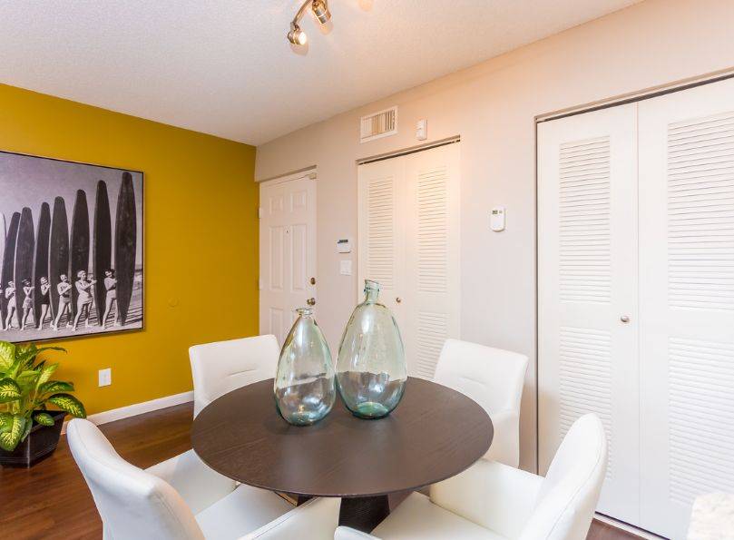 $1588 / 2br – 1011ft2 – 2 bed-immediate move in #111, vualted cielings, 24 hr gym/security