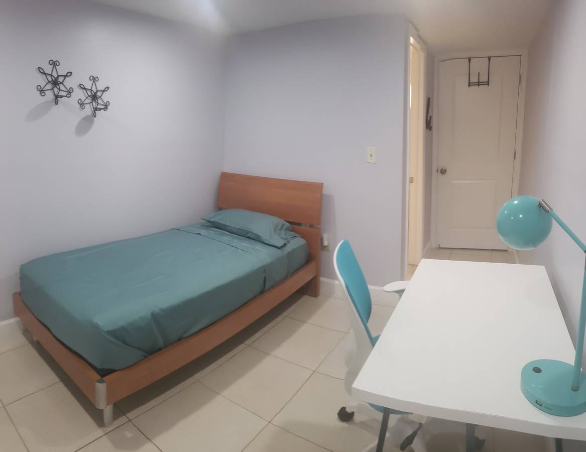 $630 / 140ft2 – Private Room with bathroom for Rent (Hialeah/ Miami Lakes)