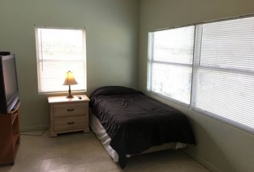 $495 / 750ft2 – Room for rent (Lake Worth) ((Lake Worth))