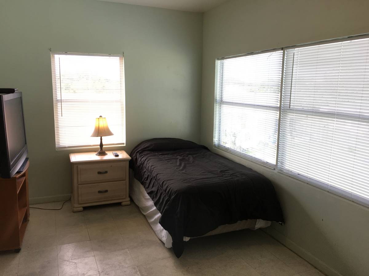 $495 / 750ft2 – Room for rent (Lake Worth) ((Lake Worth))