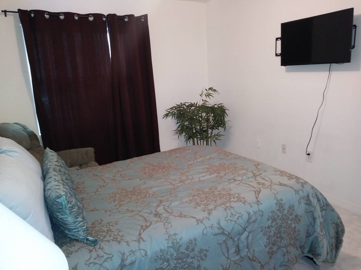 $700 Room for rent close to UCF in a 2/1 condo. Students only (Alafaya Trl. Orlando)