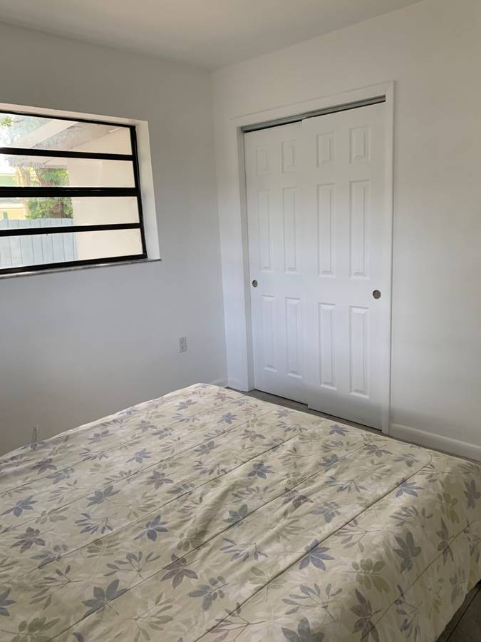 $650 3 Private Bedrooms available for rent (Hallandale Beach)