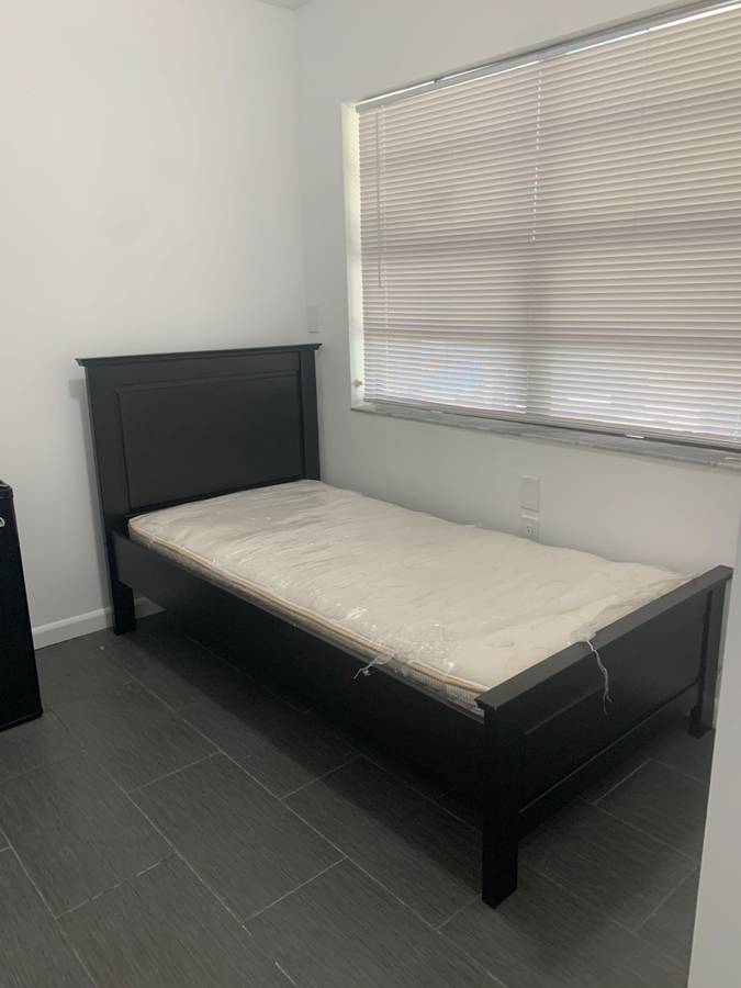 $650 3 Private Bedrooms available for rent (Hallandale Beach)
