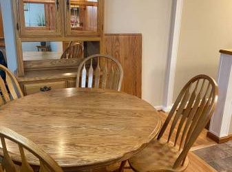 FREE Oak dining room table, 4 chairs, leaf and hutch (tampa bay)