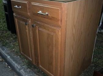 30w x 24 d x 34.5H inch kitchen cabinet. Good shape. (Orlando)