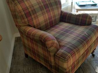 Lounge chair with a loose leg (Palm Harbor)