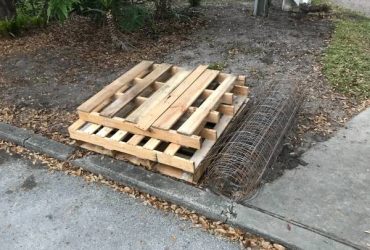 Curb alert … 3 free palets and steel mesh for concrete (Downtown orlsndo)