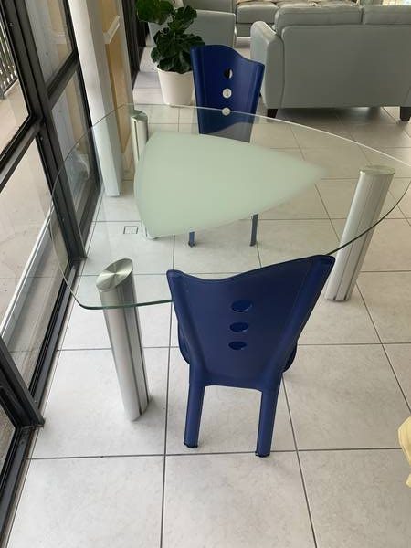 Free Dining Room Table with 2 chairs (Hallandale Florida)