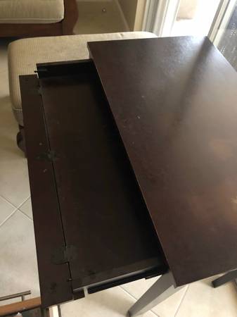 FREE desks with drawer (Coral Springs)