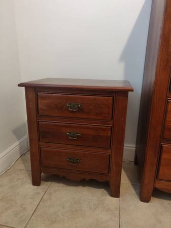 free dresser and 2 night tables (Miami)