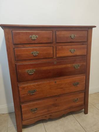 free dresser and 2 night tables (Miami)