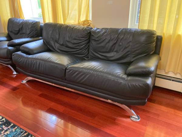 Couch and armchair very comfortable (Great neck)
