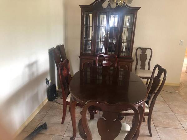 Dining room table with hutch (Homestead)