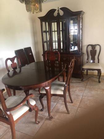 Dining room table with hutch (Homestead)