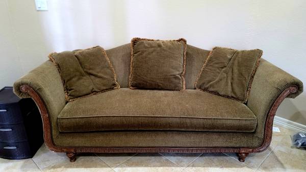 free couch (SPLENDORA)