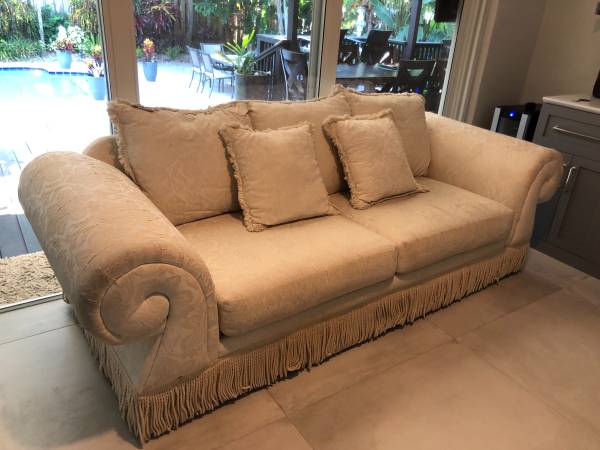 Beige Couch (Hollywood)