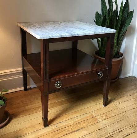 Free marble side table (Upper West Side)