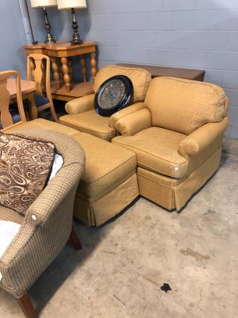 Free bedding, headboards, 2 tvs, lamps, mirrors, dvd player (rear of 2571 Silver Star Road, Orlando, FL 32804)