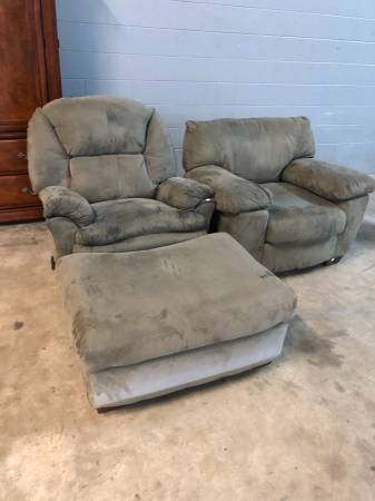 Free bedding, headboards, 2 tvs, lamps, mirrors, dvd player (rear of 2571 Silver Star Road, Orlando, FL 32804)