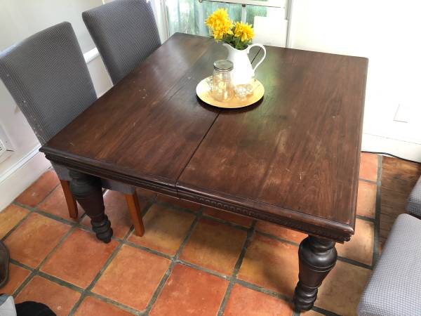free very sturdy expanding wooden table (Miami)