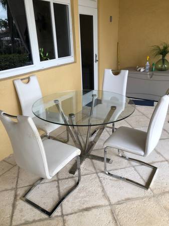 Glass table and 4 Chairs (Fort Lauderdale)