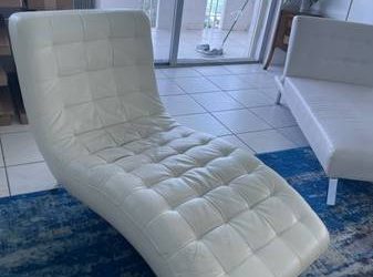 Free white El Dorado lounge chair (Miami Beach)