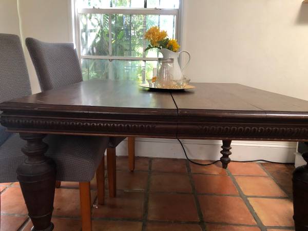 Free very sturdy expanding wooden table (Miami)
