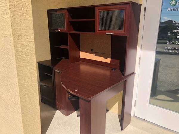 Desk with hutch 2 years old (Tequesta)