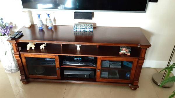 FREE FREE Beautiful TV Stand Holds Up to 70" TV Excellent (Miami)